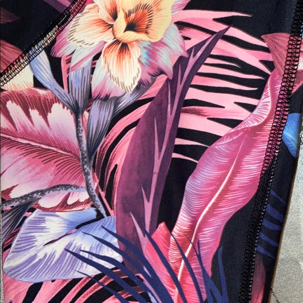🌸NWT bebe sport hot pink tropical pocket Capri - Picture 8 of 8